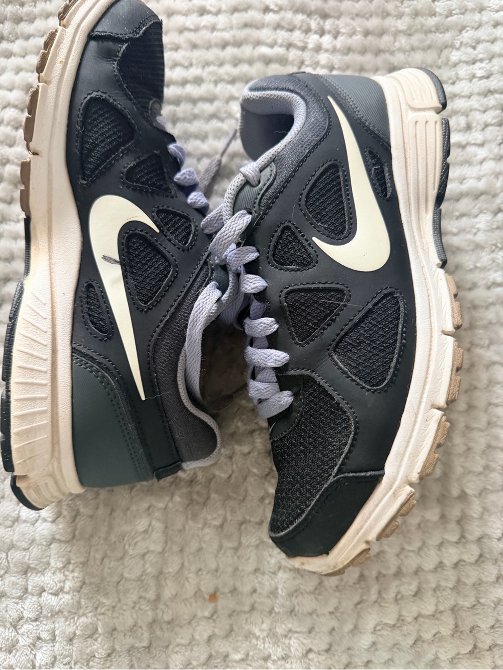 Nike Women’s Black Sneakers with Light lilac Laces